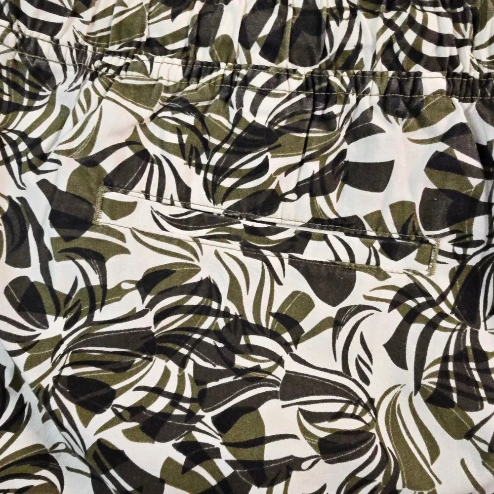 Banana Republic Deck Shorts Men's 34 Olive Shapes Tropical Print Organic Cotton‎